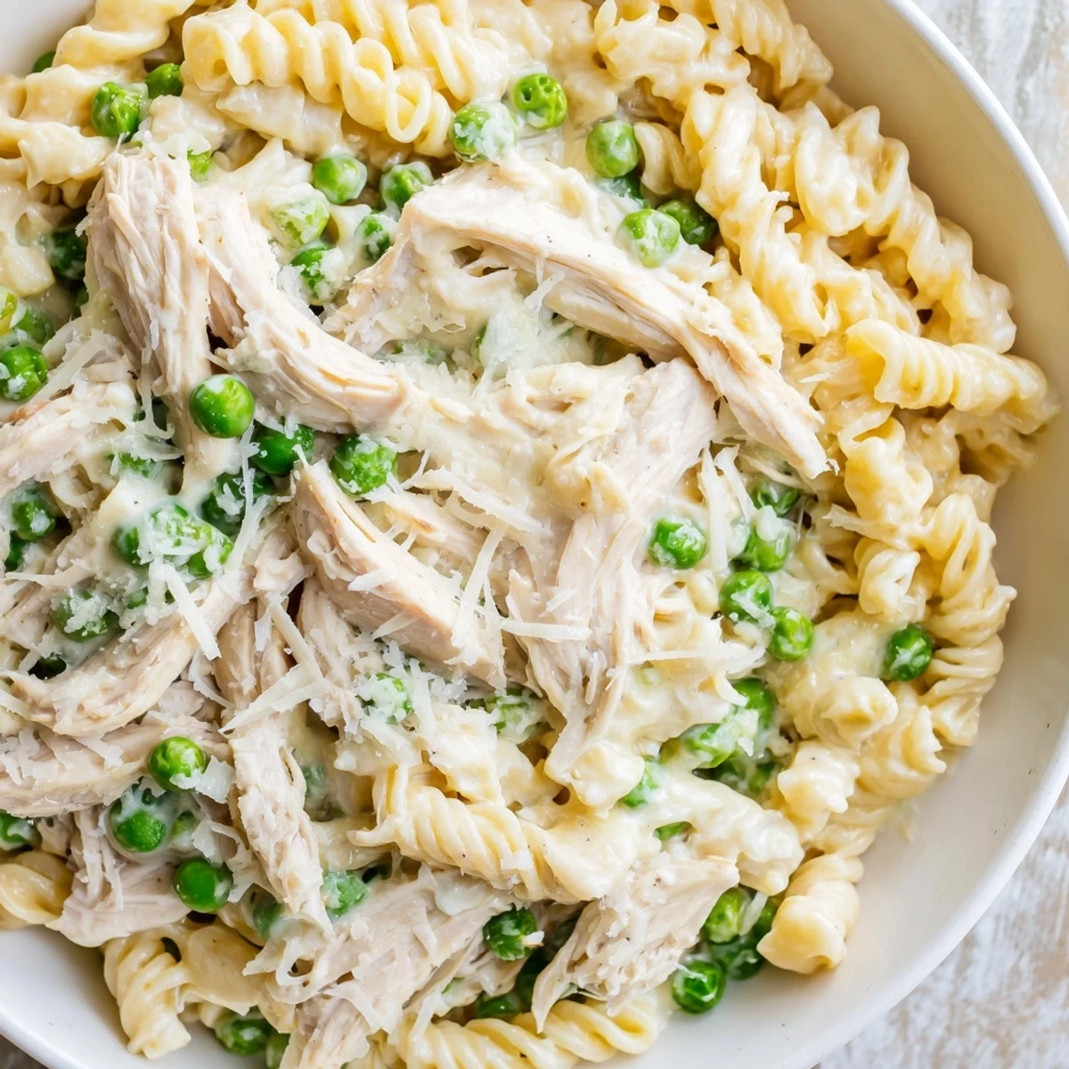 Creamy Chicken Alfredo Slow-Cooker Dump Meal: tender chicken in a rich, creamy Alfredo sauce, perfect for pasta.